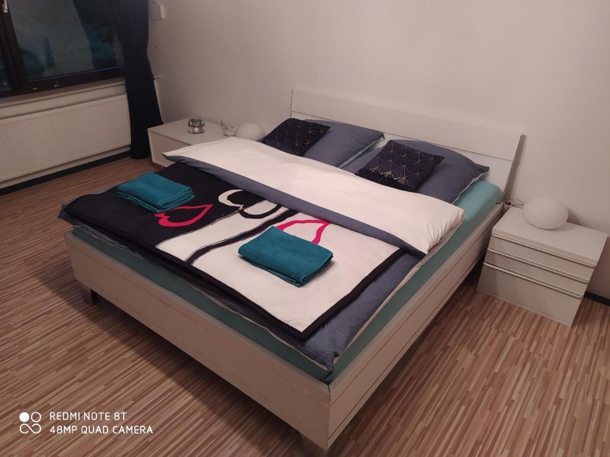 Park Villa Ferienwohnung Mit Pool Und 3 Schlafzimmer Uelzen Esterno foto